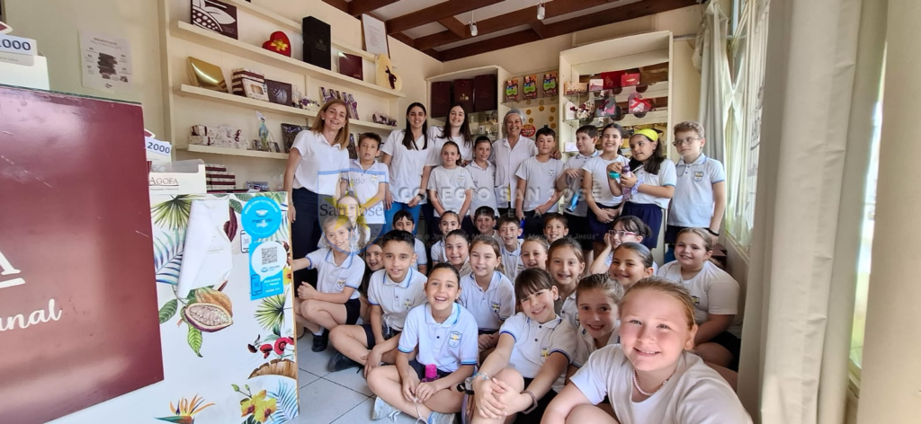 ¡Día de exploración y aprendizaje en la fábrica de chocolates AGOFA por los alumnos de TERCER GRADO! 🍫✨